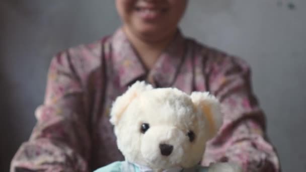 Asiatische Dame Mit Lächeln Schenkt Ihnen Einen Teddy Mit Blauem — Stockvideo