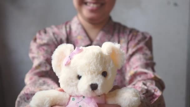 Aziatische Dame Met Glimlach Geeft Een Teddy Met Roze Doek — Stockvideo