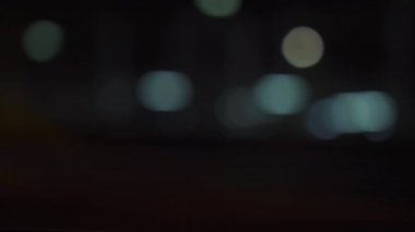 Araba çalışırken geceleri güzel bokeh. Arka plan için iyi. yeşil ekranı değiştirmek için. 1