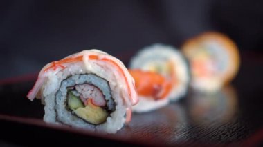 Biri önden suşi seçsin. Suşi birçok türde üst üste düzenlemek. Ev yapımı