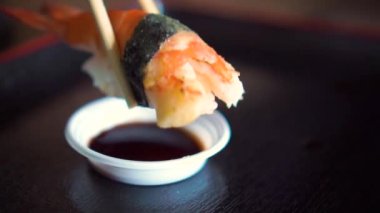 Büyük karides li bir suşi ve yosun, shoyu sosuyla dalıyor. Yavaş Çekim.
