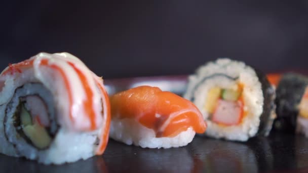 Wiele Rodzajów Sushi Zorganizować Rzędzie Strzał Slajdów Domu Łososia Ryżu — Wideo stockowe