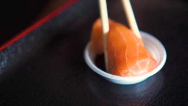 Sushi Con Salmón Encima Bañándose Muchas Veces Con Salsa Shoyu — Vídeo de stock