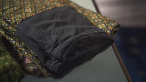 Plan lentement pan d'un pantalon avec motif thaï sur le tissu .