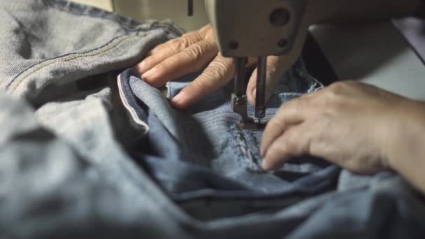 Vecchia Signora Usa Macchina Cucire Riparare Alcuni Vecchi Jeans — Video Stock