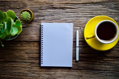 Kahve fincanı sıcak ve dizüstü defter kalem ahşap tablo
