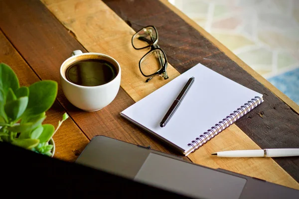 Kahve fincanı sıcak ve ahşap masa masa laptop dizüstü
