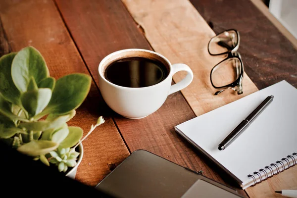 Kaffekopp Hot Och Laptop Notebook Träbord Skrivbord — Stockfoto