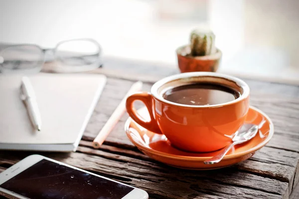 Kahve fincan sıcak ve dizüstü defter kalem ahşap tablo