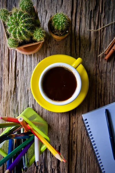 Kaffe Kopp Varm Och Laptop Notebook Penna Träbord — Stockfoto