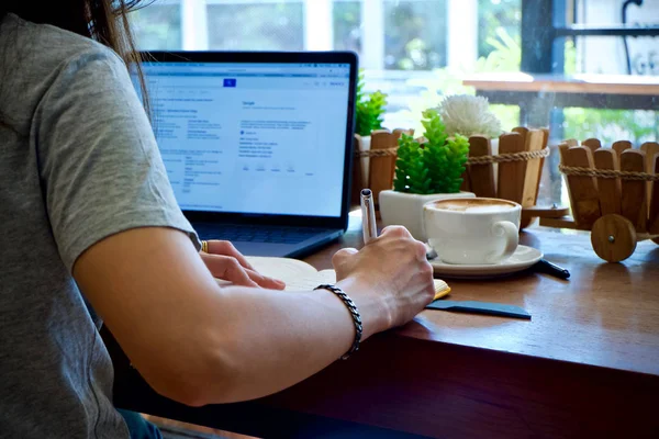 Mujer Usando Teléfono Inteligente Portátil Beber Taza Café Mañana —  Fotos de Stock