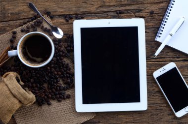 Kahve fincanı sıcak ve dizüstü dizüstü Danışma iş kalem