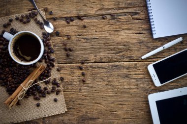 Kahve fincanı sıcak ve dizüstü dizüstü Danışma iş kalem