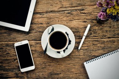 Kahve fincanı sıcak ve dizüstü dizüstü Danışma iş kalem