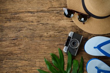 Ahşap masa arka plan yaz holidaytype metin girmek için üzerinde yatıyordu seyahat aksesuarları paylamak