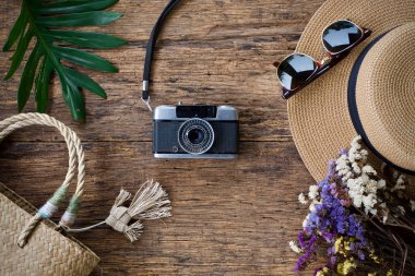 Ahşap masa arka plan yaz holidaytype metin girmek için üzerinde yatıyordu seyahat aksesuarları paylamak