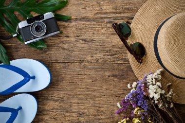 Ahşap masa arka plan yaz holidaytype metin girmek için üzerinde yatıyordu seyahat aksesuarları paylamak