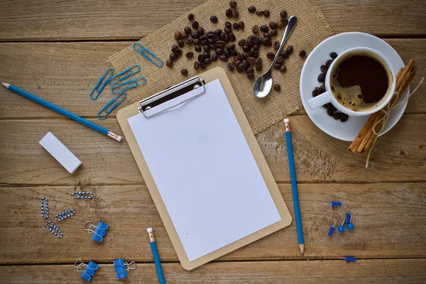 Skrivbord Fungerar Kaffekopp Varm Och Anteckningsboken Penna Träbord — Stockfoto