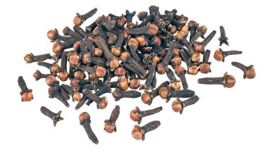 Aromatik karanfil yığın Close-up. Syzygium aromaticum. Sağlıklı kurutulmuş baharat dökülen yığını. Çeşni bir kendine özgü kokusu ve tadı ile. Beyaz arka plan üzerinde izole. Tam alan derinliği.