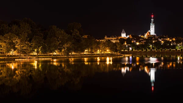 Tarihi Tabor şehir ve Jordan su birikintisi. Gece görünümü. South Bohemia, Europe. Güzel manzarası ışıklı Hussit şehir merkezi. Gotik kilise kule, waterfront ve su yüzeyine yansıtma.