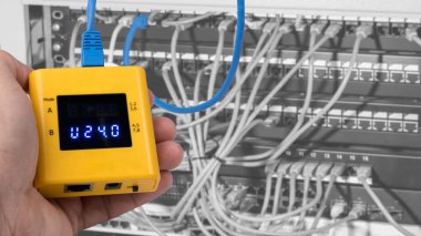 Poe raf kapağının yama panelleri bağlı kabloları üzerinde test. Ne zaman ölçme insan eli ayrıntı yapısal kablolama araç ölçme bir sarı tarafından. Ethernet üzerinden güç Tester.