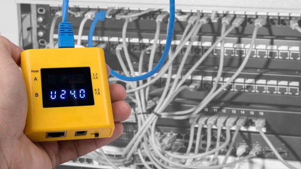 Poe raf kapağının yama panelleri bağlı kabloları üzerinde test. Ne zaman ölçme insan eli ayrıntı yapısal kablolama araç ölçme bir sarı tarafından. Ethernet üzerinden güç Tester.