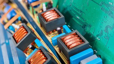 Devre kartları Pc anakartlar ve floresan lamba başlayanlar bobinleri için. Elektronik komponentler renkli arka plan. Küçük derinlik-in tarla. Elektrik Mühendisliği, endüstri, çevre, e-atık bertaraf.