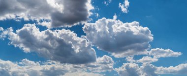 Mavi gökyüzü ve beyaz kabarık bulutlar ile panoramik bir manzara. Azure arka plan cennette ile doğal güneşli cennet. Güneşli yaz günü. İklim, hava durumu, atmosfer, ozon tabakası ve ekoloji fikir.