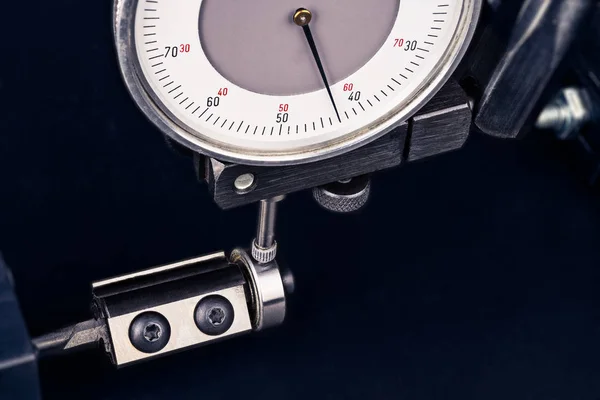 Bellen Gauge Bij Het Meten Van Endmill Met Kogellager Close — Stockfoto