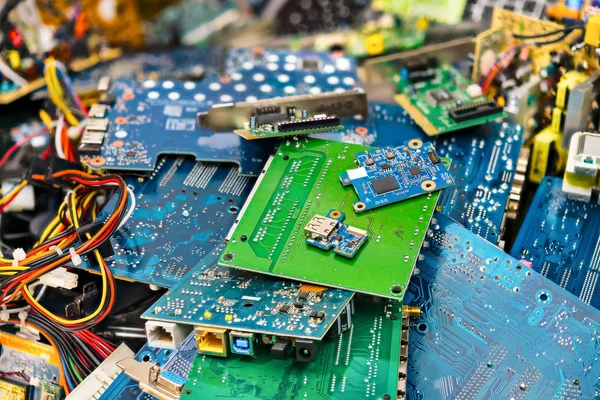 E-atık atılan dizüstü parça yığınından. Bağlayıcılar, Pcb, dizüstü kartları. Pc bileşenleri renkli bulanık kökenli. Fikir, Elektronik Sanayi, çevre, sıralama ve elektronik atık bertarafı.