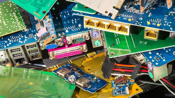 E-atık atılan bilgisayar parçaları küçük bardaklar. Pc bileşenleri renkli arka plan. Anakartlar, Pcb, bağlayıcılar. Fikir donanım, Elektronik Sanayi, çevre, sıralama ve elektronik atık bertarafı.