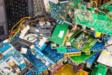 E-atık atılan dizüstü parça küçük bardaklar. Bağlayıcılar, Pcb, notebook klavye. Pc bileşenleri renkli arka plan. Sıralama, geri dönüşüm ve elektronik atık bertarafı fikrine. Tam alan derinliği.