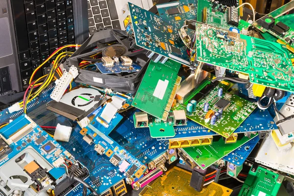 E-atık atılan dizüstü parça küçük bardaklar. Bağlayıcılar, Pcb, notebook klavye. Pc bileşenleri renkli arka plan. Sıralama, geri dönüşüm ve elektronik atık bertarafı fikrine. Tam alan derinliği.