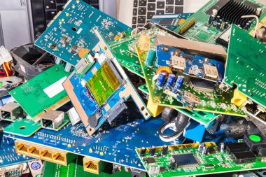 E-atık yığınından eski atılan dizüstü bilgisayar ve bilgisayar parçaları. Elektronik komponentler sanayi kökenli. Anakartlar, Pcb, kartları ve klavye. Sıralama, geri dönüşüm veya elden çıkarma atık. Büyük derinlik-in tarla.