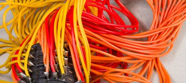 Paralel kablolar geçiş yapar. Renkli teller bunches. Elektronik cihaz Detayı