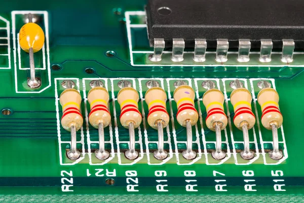 Интегрированная схема, резисторы и конденсаторы, припаянные на печатной плате — стоковое фото