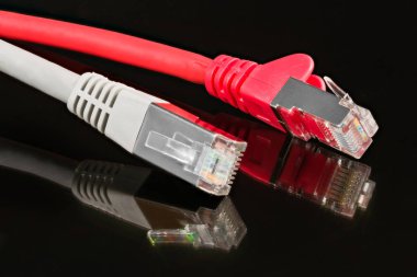 Yama kabloları. Ethernet ağ konnektörleri. Sanatsal detay. Siyah arka planda yansıma
