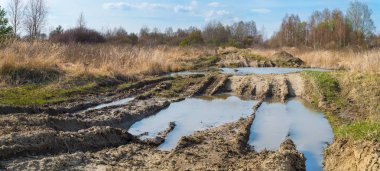 Off-Road parkuru. Lastik izleri. Bilgi birikintisi. Askeri alan. Geçilmez yol