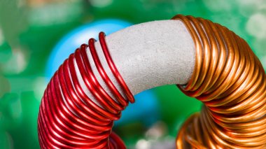 Toroidal transformatör detayı. Bobin sarma. Bakır tel. Manyetik ferrit çekirdeği