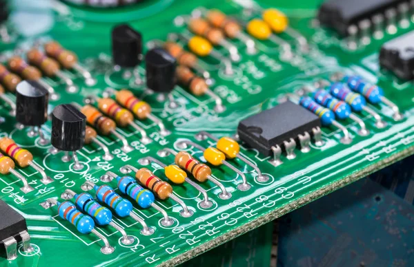 Komponenty elektroniczne. Układy scalone, rezystory, tranzystory i kondensatory na płytce PCB — Zdjęcie stockowe