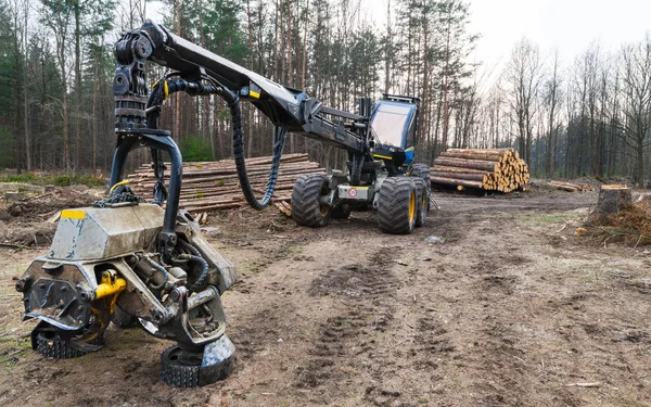 Hasat çıtası kafa detayı. Ormancılık aracı off road'da