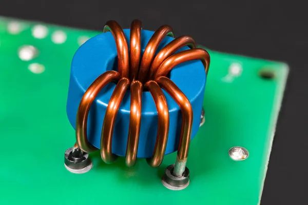 Modrý induktor. Magnetické detaily magnetického ferritu. Otevřené elektrické zařízení — Stock fotografie