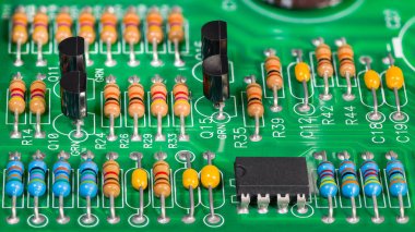 Renkli elektronik bileşenler. Pcb'de rezistanslar, transistörler, kondansatörler ve entegre devre