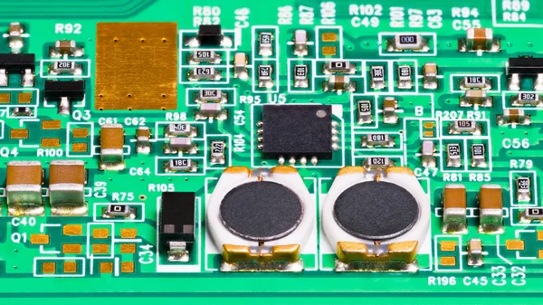 Componentes eletrônicos close-up. Bobinas, resistências, capacitores, transistores e chip — Fotografia de Stock