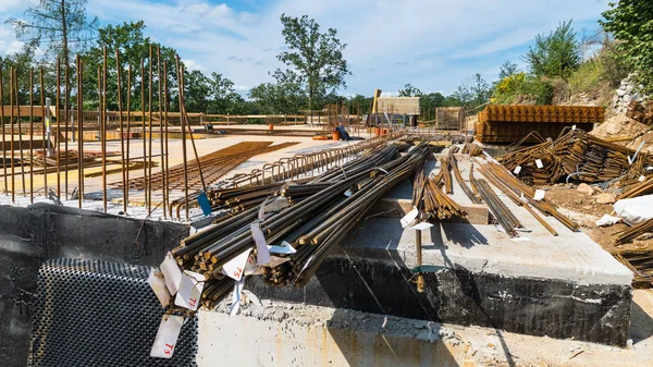 Şantiye. Rebar, ferrobeton, tavan beton, su yalıtımı ve kalıp