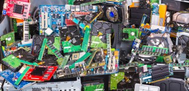 E-atık geri dönüşümü. Kullanılmış bilgisayar parçaları. Elektronik, plastik ve metal atık