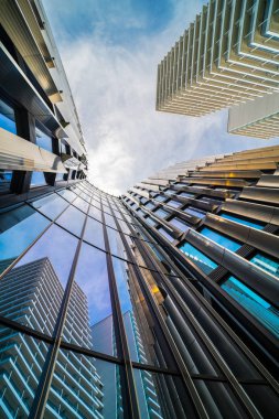 Parlak pencereler üzerinde güzel yansıması ile şehir merkezinde yüksek gökdelenler