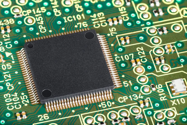 Close-up van geïntegreerde halfgeleider microchip op printplaat — Stockfoto