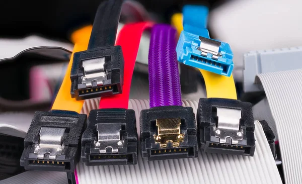 Conectores serie internos con cables planos de colores en una pila de cables paralelos obsoletos — Foto de Stock