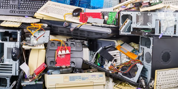 Montón de desechos electrónicos de partes de computadoras usadas. Rechazar la separación y el reciclaje — Foto de Stock